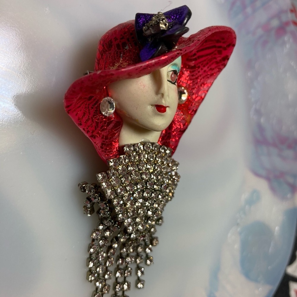 ALL FACETED CRYSTALS HAND PAINTED LADY Pendant Brooch Pin DÉCOLLETÉ OOAK - Picture 3 of 8